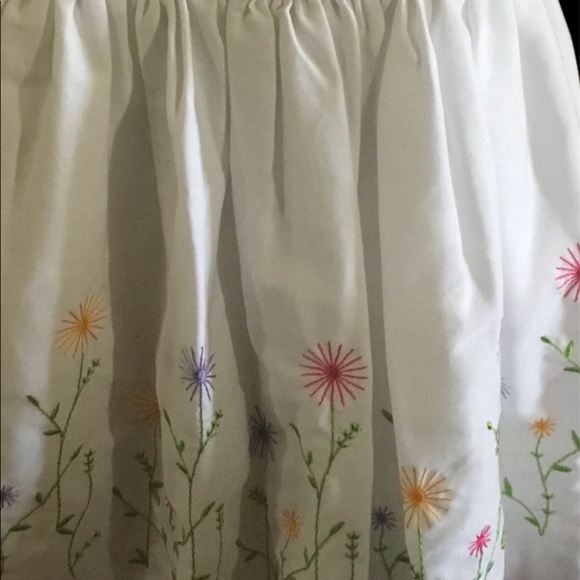 White Dress Beautiful Embroidery - Picture 2 of 3